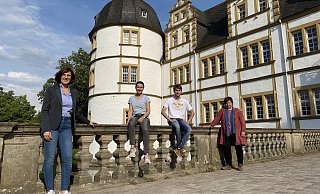 Susanne Meiche (Heimatverein, v. l.), Judith Brink (Freilichtbühne), Julian Klenner (Regisseur Freilichtbühne) und Karla Krieger (Stadt Paderborn) freuen sich gemeinsam auf das Projekt "Schlossdetektive". - Stadt Paderborn