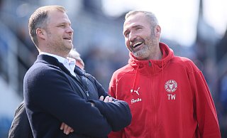 Fabian Wohlgemuth (l.) und Tim Walter hatten in ihrer gemeinsamen Zeit in Kiel reichlich Grund zur Freude. Die völlig neuformierte Kieler Mannschaft spielte 2018/19 lange um den Aufstieg mit. - picture alliance