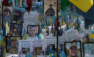 Zehntausende ukrainische Verteidiger sind im Kampf gegen den russischen Angriffskrieg bisher gefallen. - Efrem Lukatsky/AP/dpa