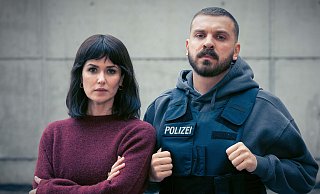 Im Tatort "Dunkelheit" löst ein neues Duo das bisherige Gespann Janneke (Margarita Broich) und Brix (Wolfram Koch) ab. Edin Hasanovic und Melika Foroutan spielen ein Duo für Cold Cases. - HR/Degeto/Sommerhaus/Daniel Dornhöfer