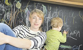 Maltalent: Jennifer Sieweke mit ihrem fast zwei Jahre alten Sohn Oskar, der seine Kreativität unter anderem auf einer großen Tafel ausleben kann. Die 37-jährige Grafik-Designerin schafft es, Beruf und Kindererziehung miteinander zu vereinen. - Karin Prignitz
