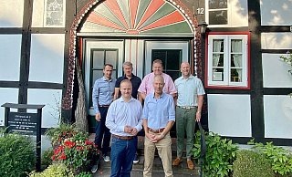 Fünf der sechs Bürgermeister im Lübbecker Land haben sich zur Frage einer erneuten Kandidatur im nächsten Jahr geäußert. Nur der Lübbecker Verwaltungs-Chef Frank Haberbosch (vorne rechts) noch nicht. - Gemeinde Stemwede