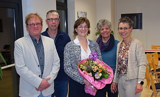 Bürgermeisterin Ute Dülfer (parteilos, Mitte) kann auf die Unterstützung von (v. l.) Christian Schulte, Thorsten Drechsler, Christel Bauer und Marlis Jakobi vom SPD-Ortsverein Lichtenau zählen. - SPD Lichtenau