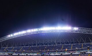Kurz vor dem Anpfiff im Nationalstadion von Costa Rica informieren Polizisten einen Nationalspieler über eine Unterhaltsklage gegen ihn. (Archivbild) - Daniela Porcelli/Zuma Press/dpa