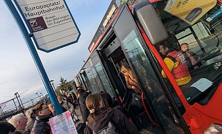 Voll ist es an der Ersatzhaltestelle. Ein Mitarbeiter der Deutschen Bahn sagt den Fahrgästen an, wohin der Bus fahren wird. In diesem Fall über Herford nach Löhne. - Susanne Blersch