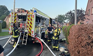 Viele Schläuche führen aus dem Feuerwehrauto in Rahden. - Feuerwehr Rahden