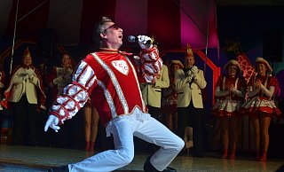Prinz Jörn Lange verdingt sich zum Gefallen der Anwesenden als Elvis-Presley-Imitator. - Dietmar Gröbing