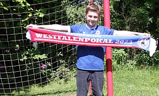 Janis Hartwig präsentiert den Schal zum Westfalenpokalspiel der SG FA Herringhausen/Eickum gegen Arminia Bielefeld. Hier begann die märchenhafte Reise bis ins DFB-Pokalfinale. - Björn Kenter