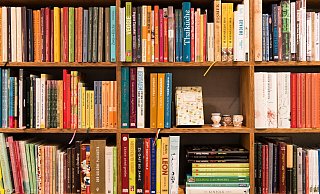 In der Bibliothek gibt es Bücher wie Sand am Meer. Sieben Expertinnen stellen ihre Favoriten für den Sommer vor. - picture alliance / dpa