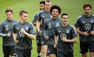Ein Sieg ist eingeplant: Die deutsche Nationalmannschaft beim Abschlusstraining für das Spiel gegen Nordmazedonien. - Foto: Federico Gambarini/dpa