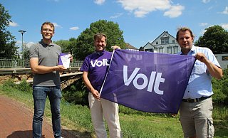 Benjamin Kellermann, Volker Hegemann und Christian Eikmeyer vom City Team Volt Löhne. Kellermann präsentiert die Amsterdamer Deklaration, das Grundsatzprogramm der Partei. - Jan-Henrik Gerdener