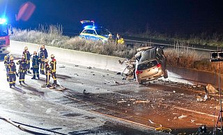 Der Unfallwagen auf der Autobahn 5 bei Offenburg. - Foto: Christina Häußler/Einsatz-Report24/dpa