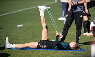 DFB-Abwerspielerin Felicitas Rauch dehnt sich im Training. - Sebastian Christoph Gollnow/dpa