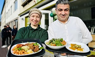 Stephanie und Mehmet Dikilitas präsentieren vor ihrem "Café Sesam" in der Kreuzstraße frisch zubereitete Speisen. - Stefan Becker