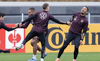 Benjamin Henrichs (r) beim Training der Nationalmannschaft in Frankfurt. - Jürgen Kessler/dpa
