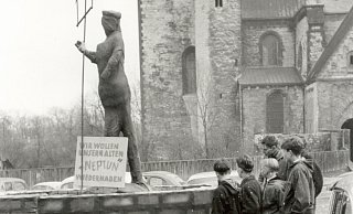 Ein Neptunbrunnen aus Pappmaché auf dem Marktplatz brachte die Paderbornerinnen und Paderborner im Februar 1961 für wenige Tage zum Schmunzeln. - Stadt- und Kreisarchiv Paderborn Fotograf/Helene Gollowitzer