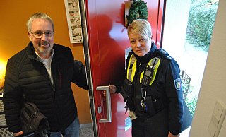 Sind als Berater unterwegs: Uwe Arlitt und Miriam Christ arbeiten im Kommissariat Kriminalprävention. Bei einem Rundgang von rund anderthalb Stunden weisen sie auf die Schwachstellen im Haus hin. - Ludger Osterkamp