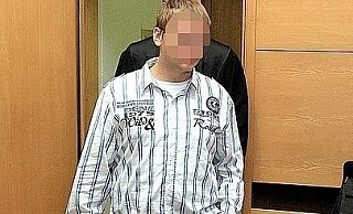 Der 19-jährige Jöllenbecker Fabian K. betritt den Gerichtssaal. In der gestrigen Verhandlung berichtete er in ruhigem Ton von den Ereignissen des 29. März. - ARCHIVFOTO: WOLFGANG RUDOLF