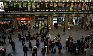 Menschen stehen an Anzeigetafeln im Londoner Bahnhof Kings Cross: Streiks behindern den Reiseverkehr zu Weihnachten erheblich. - Aaron Chown/PA Wire/dpa