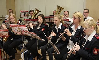 Die Feuerwehr macht auch Musik: Der Musikzug der Feuerwehr Hembsen sorgt für musikalische Unterhaltung. - Burkhard Battran