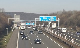 Die wieder eingehängte "Schnapsbrücke" von der Ahmser Straße aus gesehen: Statt in Grün präsentiert sie jetzt in Hellblau. - Katrin Klei