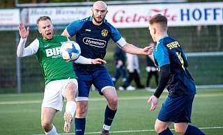 Heepens Fußballer (blaue Trikots) beweisen bereits im Halbfinale gegen Dornberg), dass sie keine Angst vor größeren Namen haben. - Barbara Franke