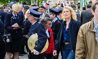 Die Schauspielerin Maria Furtwängler steht bei Dreharbeiten für einen neuen fiktiven „Tatort“ inmitten des realen Schützenausmarsches am Neuen Rathaus. - Julian Stratenschulte/dpa