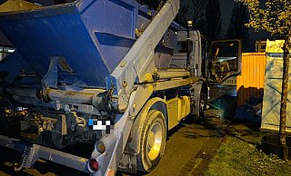 In einer Baustelle an der Meisenstraße hat am späten Samstagabend ein Muldenkipper gebrannt. - Paul Brinkmann