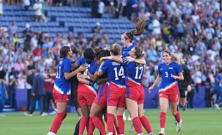 Nach dem Gewinn der Goldmedaille im Frauenfußball sind die USA wieder auf Platz 1 der Weltrangliste. - Marcus Brandt/dpa