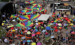 Bunte Regenschirme und Tücher sollen ein buntes und vielseitiges Warburg symbolisieren. - Dieter Scholz