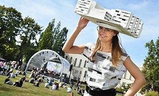 Rabea Heller genießt als Uni Bielefeld die besondere Feststimmung im Bürgerpark. Ihr Auftritt ist sinnbildlich zu verstehen. Am Sonntag kamen 200 Wissenschaftler mit ihren eigens erdachten Aktionen zu den Bielefeldern in die Stadt. - Barbara Franke