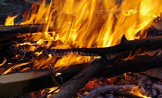 Der Mann wollte sich wohl die Hände am Feuer wärmen. - Pixabay