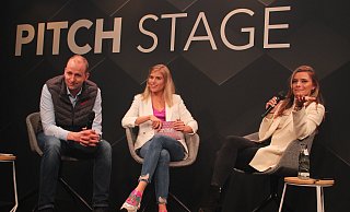 Sophia Thomalla (rechts) ist in das Unternehmen Schüttflix von Christian Hülsewig (links) eingestiegen. Bei der "Hinterland Of Things" erzählt sie dem Publikum und Moderatorin Celine Flores (mitte) von ihren Erfahrungen. - Lukas Brekenkamp