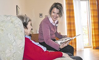 Vertrauen ist wichtig: Andrea Steinkühler schaut mit Johanna Schubert ein Fotoalbum an. Angeregt durch die Bilder, beginnt die 94-Jährige aus ihrem Leben zu erzählen. Auch wenn es unlogisch wird, bestärkt sie Steinkühler. Demente haben immer recht. - Sibylle Kemna
