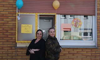 Sandra Nolting (l.) und Joana Koloczek vor der neuen Corona-konformen Ausgabestelle des nagelneuen Imbiss "Grill König" an der Königstraße in Löhne. - Ulf Hanke