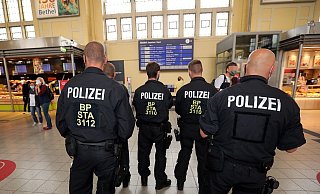 Bundespolizisten am Schauplatz des Einbruchs in der Bahnhofshalle. - Wolfgang Rudolf