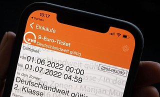 Das 9-Euro-Ticket ist noch nicht beschlossene Sache. - Foto: Marijan Murat/dpa