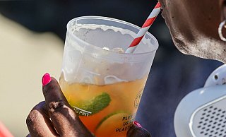 Gerade wer einen empfindlichen Magen-Darm-Trakt hat, verzichtet besser auf eisgekühlte Getränke an heißen Tagen. - Frank Molter/dpa/dpa-tmn
