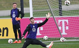 Die Nationaltorhüter Marc-André ter Stegen (l) und Manuel Neuer beim Torwarttraining auf dem Platz. - Arne Dedert/dpa