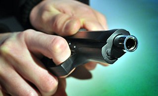 Mit einer sogenannten Softair-Waffe soll der 26-Jährige in Herford auf andere Menschen gezielt haben. Gegen ihn ermittelt nun die Polizei. - Andreas Frücht/Symbolbild