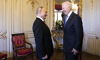Wladimir Putin (l), Präsident von Russland, und Joe Biden, Präsident der USA, lachen nach ihrer Ankunft zu einem Treffen in der "Villa la Grange". - Foto: Peter Klaunzer/KEYSTONE/dpa