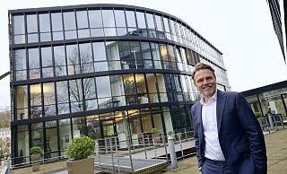 Yorck Tilman Streitbörger in dem Innenhof, der von den beiden Gebäudeteilen des Kanzlei-Gebäudes am Bielefelder Adenauerplatz gebildet wird: Die gläsernen Fassaden gewähren Einblick in alle Büros. - Peter Unger Yorck Tilman Streitbörger in dem Innenhof, der von den beiden Gebäudeteilen des Kanzlei-Gebäudes am Bielefelder Adenauerplatz gebildet wird: Die gläsernen Fassaden gewähren Einblick in alle Büros. - Peter Unger