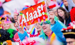 In Köln feiern Zehntausende Kostümierte ausgelassen auf den Straßen und in den Kneipen. - Rolf Vennenbernd/dpa