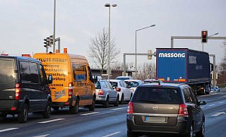 Für drei Wochen wird die Ampelanlage an der Kreuzung Frankfurter Weg/Bahnhofstraße abgeschaltet. (Archivbild) - Holger Kosbab
