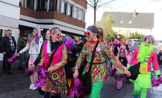 Rund 40 Fußgruppen und Wagen zogen im Rosenmontagszug von Rheda nach Wiedenbrück. - Marion Pokorra-Brockschmidt