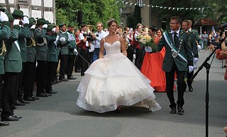 Die Majestäten Tanja und Dennis Spier standen im Mittelpunkt des Eversener Festumzuges. - Madita Schellenberg