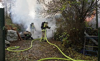 Einsatzkräfte der Warburger Feuer löschen eine brennende Gartenhütte in der Kleingartenanlage Bornebrede. - Dieter Scholz