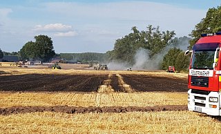 Die Feuerwehr löscht den Brand auf einem Feld in Rietberg. - Andreas Eickhoff