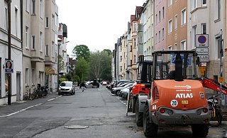 Laut Amtsgericht ist die Tempomessung durch Blitzer Bernhard (hinten) anfechtbar, wenn immer wieder Bagger die Sicht auf das Verkehrsschild „verkehrsberuhigte Zone“ (vorne) verdecken. - Jens Reichenbach