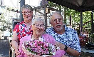 Die 100 Jahre alte Edith Heinisch mit ihren engsten Angehörigen, Bernadette und Herbert Merfeld. - Burkhard Battran